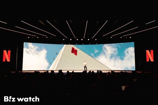 그렉 피터스 넷플릭스 CEO가 MWC23에서 연설하고 있다./사진=넷플릭스 제공