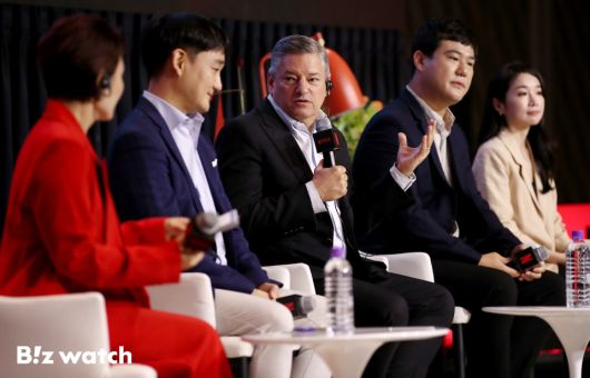 글로벌 동영상 온라인 서비스업체(OTT) 넷플릭스가 22일 오전 서울 종로구 포시즌스호텔에서 테드 서랜도스 넷플릭스 공동 최고 경영책임자(CEO)가 ‘넷플릭스와 한국 콘텐츠 이야기’ 대담을 마친 뒤 기자들의 질문에 대답을 하고 있다. 왼쪽 두번째부터 강동환 부사장, 서랜도스 CEO, 이성규 시니어 디렉터, 김민영 부사장 2023.06.22 사진공동취재단