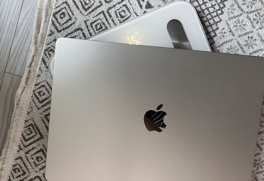 15인치 맥북 에어의 무게는 약 1.5kg이다. 맥북의 사용 시간은 최대 18시간으로 충전기 없이 외출도 가능하다. /사진=백유진 기자 byj@