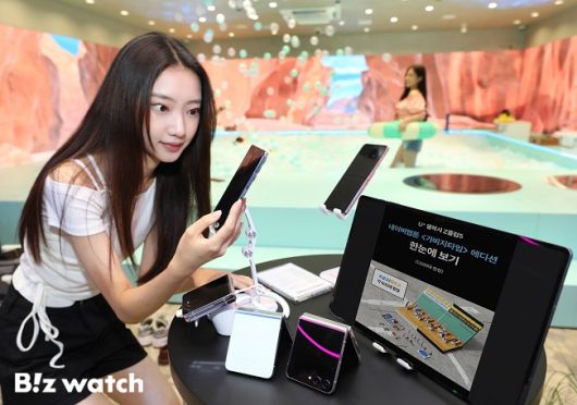 LG유플러스 모델이 갤럭시 Z 시리즈 개통을 소개하고 있다./사진=LG유플러스 제공