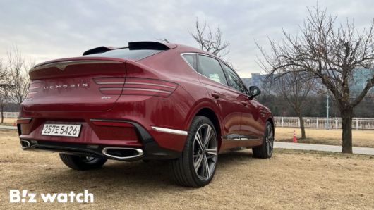 GV80 쿠페 후면부는 ▲LED 면 발광 리어 콤비 램프 ▲테일 게이트에 와이드한 일체형 보조 제동등을 적용해 차별화된 디자인을 보여주며 중앙부를 하향한 스타일의 리어 스포일러는 스포티함을 더한다./사진=정민주기자