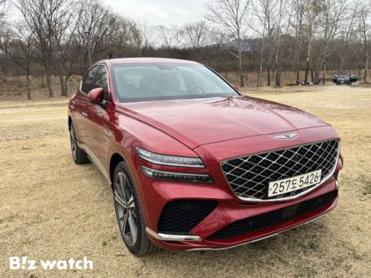 GV80 쿠페 전면부 헤드램프에는 GV80와 마찬가지로 MLA(Micro Lens Array) 타입 LED 램프가 적용됐다. 크레스트 그릴에는 ‘더블 레이어드 지-매트릭스(Double Layered G-Matrix)’ 패턴의 라디에이터 그릴을 적용함으로써 고성능 이미지를 강조했다./사진=정민주기자