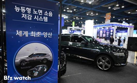 6일 오전 서울 강남구 코엑스에서 열린 2023 대한민국 산업기술 R&D 대전을 찾은 관람객들이 현대 메타 부스에서 능동형 노면 소음 감소 기술시연을 관람하고 있다./사진=이명근 기자 qwe123@