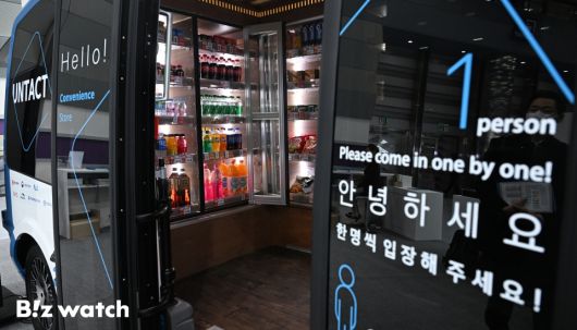 6일 오전 서울 강남구 코엑스에서 열린 2023 대한민국 산업기술 R&D 대전을 찾은 관람객들이 언택트 스토어를 관람하고 있다./사진=이명근 기자 qwe123@