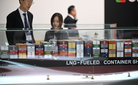 6일 오전 서울 강남구 코엑스에서 열린 2023 대한민국 산업기술 R&D 대전을 찾은 관람객들이 한화오션 부스에서 LNG 선박 모형을 관람하고 있다./사진=이명근 기자 qwe123@