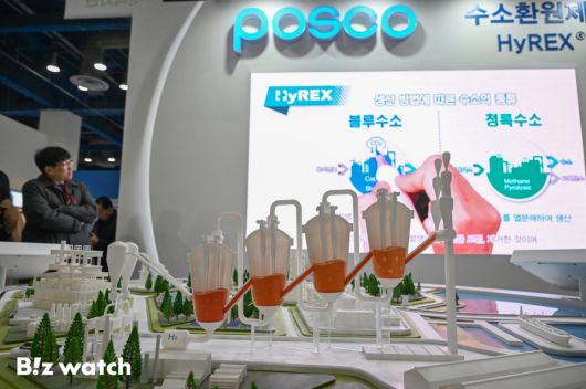 6일 오전 서울 강남구 코엑스에서 열린 2023 대한민국 산업기술 R&D 대전을 찾은 관람객들이 포스코 부스에서 수소환원 모형도를 관람하고 있다./사진=이명근 기자 qwe123@