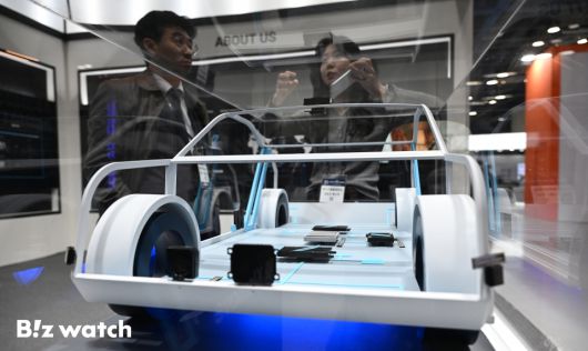 6일 오전 서울 강남구 코엑스에서 열린 2023 대한민국 산업기술 R&D 대전을 찾은 관람객들이 자율주행의 기본이 되는 AI레이더 모형을 관람하고 있다./사진=이명근 기자 qwe123@