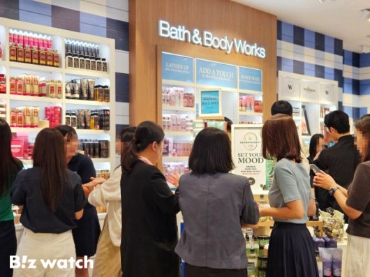소비자들이 신세계백화점 강남점에 있는 배스 앤 바디 웍스 매장에 방문한 모습 / 사진=신세계백화점
