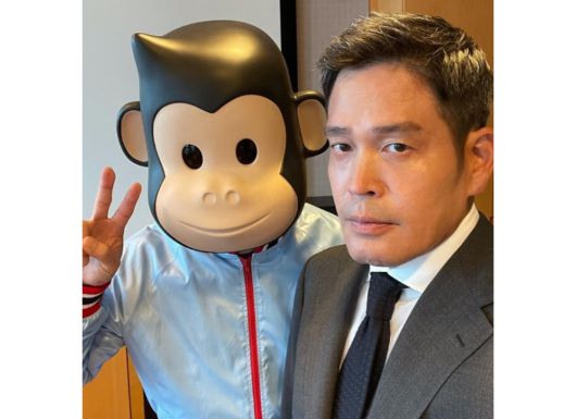 정용진 신세계그룹 회장(오른쪽)과 신세계푸드 캐릭터 '제이릴라' / 사진=정용진 회장 인스타그램 계정 캡처