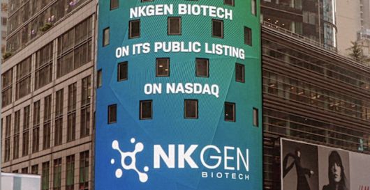 지난해 10월 뉴욕 타임스퀘어 광장의 나스닥 타워 전광판에 뜬 엔케이맥스의 미국 자회사 엔케이젠바이오텍(NKGen Biotech)의 상장 소식. /사진=엔케이맥스