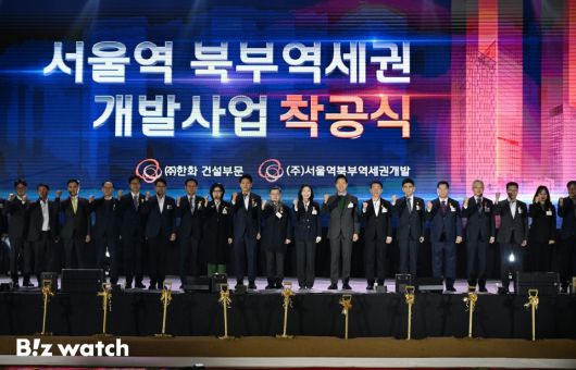 오세훈 서울시장과 김승모 한화 건설부문 대표이사 등 내빈이 12일 서울역 북부역세권 복합개발사업 착공식에서 시삽하고 있다./사진=이명근 기자 qwe123@