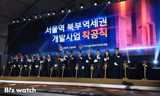 오세훈 서울시장과 김승모 한화 건설부문 대표이사 등 내빈이 12일 서울역 북부역세권 복합개발사업 착공식에서 시삽하고 있다./사진=이명근 기자 qwe123@