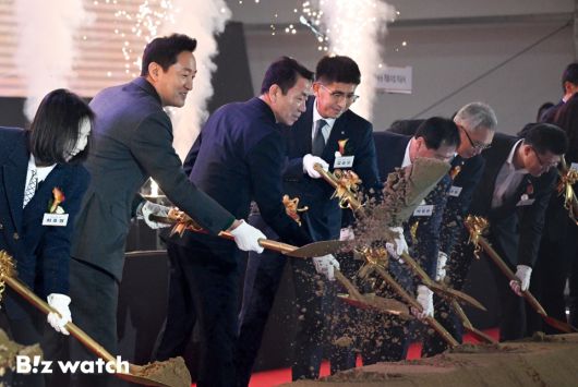 오세훈 서울시장과 김승모 한화 건설부문 대표이사 등 내빈이 12일 서울역 북부역세권 복합개발사업 착공식에서 시삽하고 있다./사진=이명근 기자 qwe123@