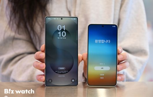 삼성전자가 더 강력해진 AI 기능을 담은 갤럭시 S25 시리즈를 공개했다. 사진은 서울 홍대 KT매장에 직원이 갤럭시 S25 시리즈를 들고 있는 모습./사진=이명근 기자 qwe123@