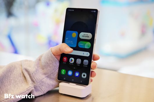 삼성전자가 더 강력해진 AI 기능을 담은 갤럭시 S25 시리즈를 공개했다. 사진은 서울 홍대 KT매장에 직원이 갤럭시 S25 시리즈를 들고 있는 모습./사진=이명근 기자 qwe123@