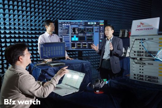 사진은 SKT 연구원과 홍 교수팀이 포스텍 연구실에서 해당 기술을 시험하고 있다./사진=SK텔레콤 제공