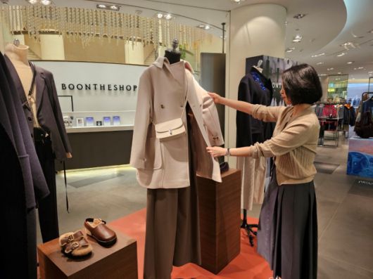 한 소비자가 신세계백화점 분더샵에서 상품을 구경하고 있다. /사진=신세계백화점