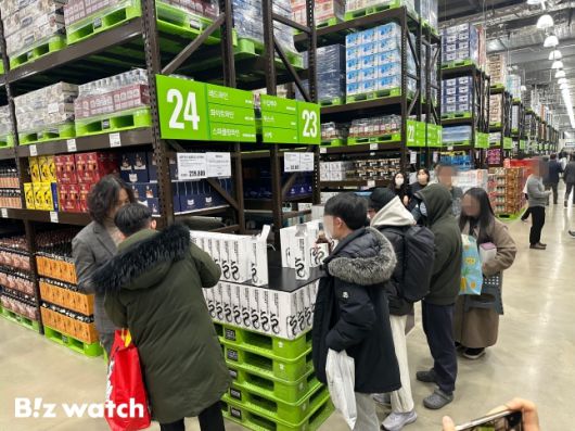 14일 오픈한 트레이더스 마곡점에서 김창수 김창수위스키 대표가 구매자들에게 사인을 해주고 있다. / 사진=정헤인 기자 hij@