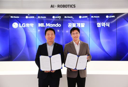 고경덕(오른쪽) LG화학 전자소재 사업부장 상무와 최한규 HL만도 센터장 상무가 업무협약식을 마치고 기념 촬영을 하고있다./사진=LG화학