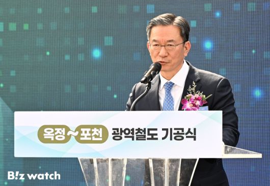 정성호 더불어민주당 의원이 26일 오후 경기 양주시 옥정호수공원에서 열린 옥정-포천 광역철도 기공식에 참석해 축사를 하고 있다./사진=이명근 기자 qwe123@