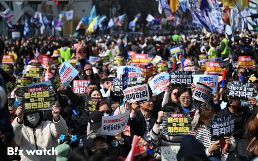윤석열 대통령 탄핵심판 선고일인 4일 서울 종로구 인사동 거리에서 탄핵 찬성 집회 참가자들이 헌법재판소의 파면이 결정되자 환호성을 지르고 있다./사진=이명근 기자 qwe123@