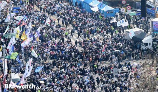 4일 서울 종로구 안국동사거리 일대에서 윤석열 대통령 탄핵에 찬성하는 시민들이 모여 선고를 기다리고 있다. 사진공동취재단 2025.4.4