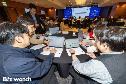 행사에 참여한 TF 리더들이 AI 중심의 문제 해결을 위한 토론을 진행하고 있는 모습/사진=KT 제공