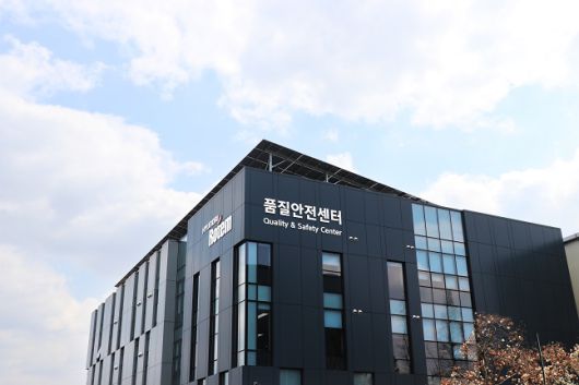 태양광 발전 설비가 설치된 현대로템 창원공장 품질안전센터./사진=현대로템