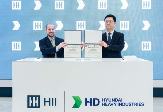 7일 미국 워싱턴D.C.에서 열린 '해양항공우주 전시회' 헌팅턴 잉걸스 전시관에서 주원호 HD현대중공업 특수선사업대표(오른쪽)와 브라이언 블란쳇 잉걸스 조선소 사장이 선박 건조 생산성 향상 및 첨단 조선 기술 협력을 위한 양해각서(MOU)를 체결했다./사진=HD현대