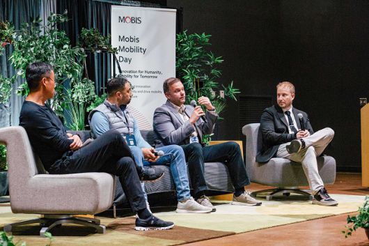 모비스 모빌리티 데이에 참석한 관계자들이 패널 토론 세션에 참여 중인 모습./사진=현대모비스