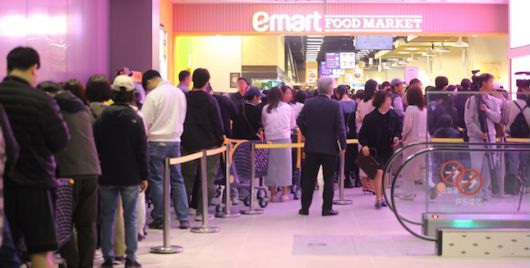 17일 오전 이마트 푸드마켓 고덕점 오픈을 기다리는 고객들. / 사진=이마트