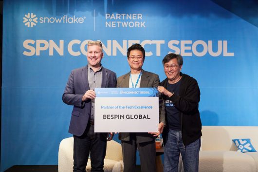 지난 달 25일 열린 스노우플레이크 파트너 어워드에서 윤현집 베스핀글로벌의 이사(가운데)가 국내 최다 인증 파트너 기업으로 선정되어 수상하는 모습. /사진-베스핀글로벌 제공