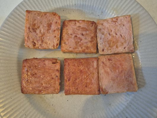 위는 쟌슨빌 캔햄, 아래는 스팸.쟌슨빌 캔햄이 고기가 큼직하게 들어 있어 씹히는 맛이 있었다./사진=김아름 기자 armijjang@