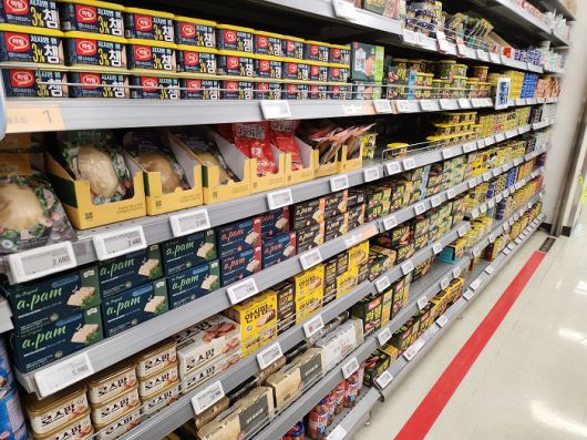 한 대형마트의 캔햄 코너/사진=김아름 기자 armijjang@
