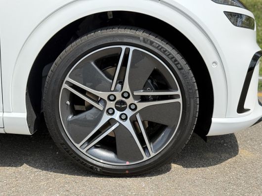 제네시스 GV60 퍼포먼스 AWD 모델에 장착된 21인치 미쉐린타이어./사진=백유진 기자 byj@