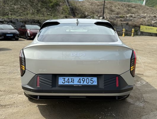 기아 EV4 후면. 차체 양끝에 루프 스포일러가 달려있다./사진=백유진 기자 byj@