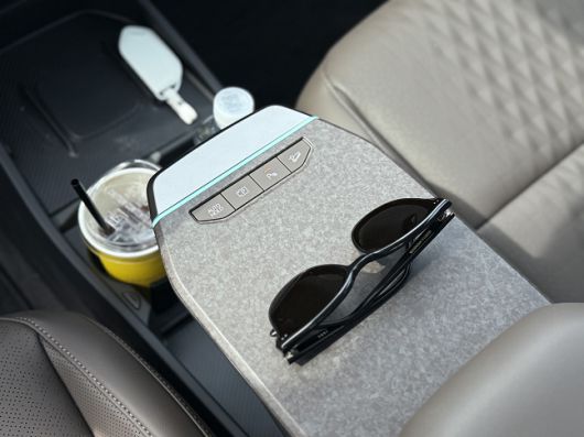 기아 EV4 슬라이딩 콘솔 테이블./사진=백유진 기자 byj@