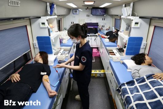 엔씨소프트 직원들이 헌혈 캠페인에 참여하고 있다./사진=엔씨소프트 제공