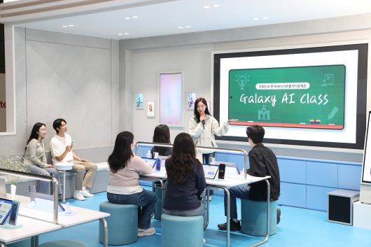 월드IT쇼 삼성전자관 '스쿨존'에서 관람객들이 ‘갤럭시 AI 클래스’에 참여하고 있는 모습./사진=삼성전자