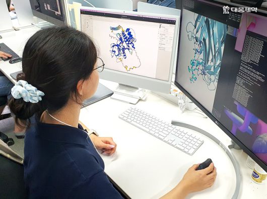 대웅제약의 AI신약팀 직원이 AI 구조 예측 프로그램을 활용하고 있다. /사진=대웅제약