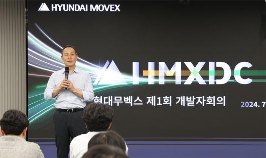 지난해 7월 열린 현대무벡스 개발자회의에서 도익한 대표가 미래 물류 기술 방향성을 설명 중이다./사진=현대무벡스