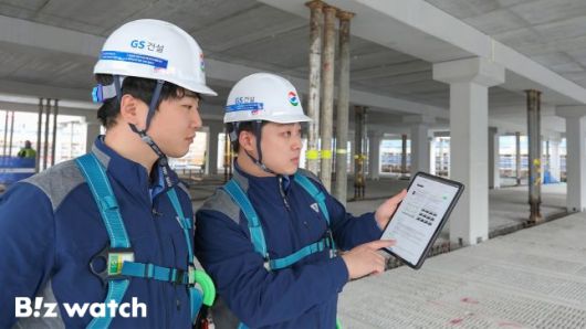 GS건설에서 개발한 AI 기반 공사 매뉴얼 '자이북'을 현장에서 사용하고 있는 모습./사진=GS건설 제공