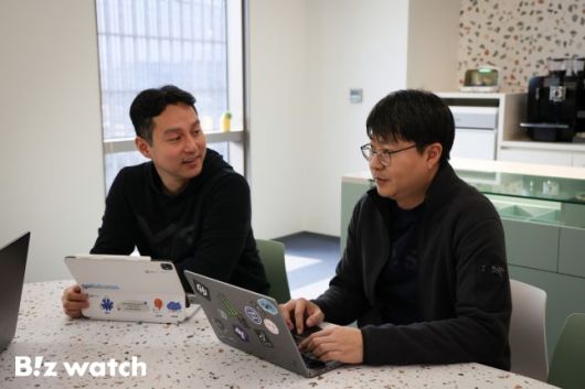 GS건설 디지털혁신(DX)팀 박진홍 전임(사진 왼쪽)과 DX STUDIO팀 정대현 책임/사진=GS건설 제공