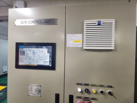 펄호 기관실 내 SCR 컨트롤러./사진=도다솔 기자
