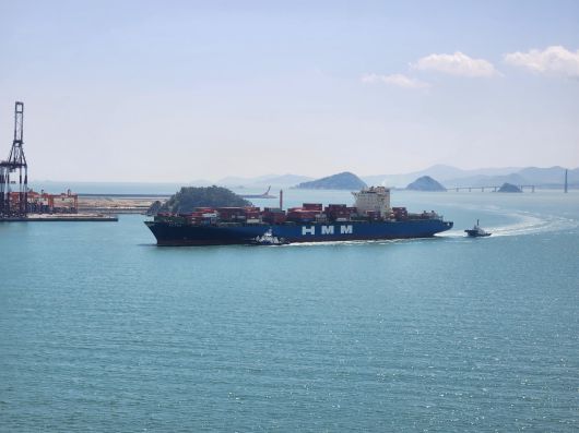 부산 신항에 입항하는 'HMM 브레이브'호./사진=도다솔 기자