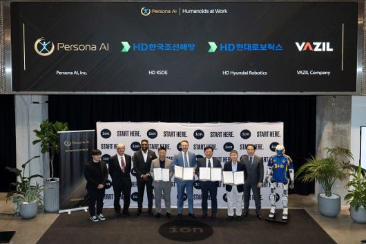HD한국조선해양, HD현대로보틱스가 최근 미국 휴스턴에서 페르소나 AI, 바질컴퍼니와 '조선 용접용 휴머노이드 개발을 위한 업무협약(MOU)'을 체결했다. 사진 오른쪽 두 번째부터 송영훈 HD현대로보틱스 솔루션부문장, 이동주 HD한국조선해양 제조혁신랩 부문장, 닉 래드포드 페르소나 AI CEO, 김성원 바질컴퍼니 CTO./사진=HD현대 제공