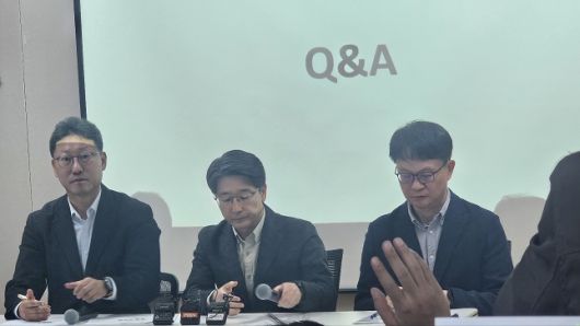 11일 서울 중구 삼화타워에서 열린 SKT 유심 해킹사태 일일 브리핑에서 김희섭 SKT PR센터장(왼쪽부터), 임봉호 MNO사업부장, 류정환 네트워크인프라센터장이 질의응답을 받고 있다. /사진=비즈워치