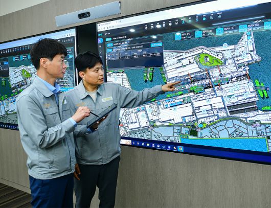 HD현대중공업 직원들이 디지털 트윈을 활용한 가상 조선소 '트윈포스(TWIN FOS)'를 통해 조선소 공정 상황을 실시간으로 살펴보고 있다./사진=HD현대 제공