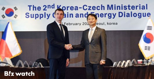 안덕근 산업통상부 장관과 루카쉬 블첵 체코 산업부 장관이 지난 2월17일 서울 중구 더 프라자에서 열린 '한-체코 장관급 공급망에너지대화'에 참석해 기념촬영을 하고 있다./사진=이명근 기자 qwe123@