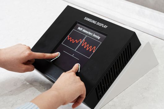 삼성디스플레이가 SID2025에서 선보인 센서 OLED 디스플레이./사진=삼성디스플레이